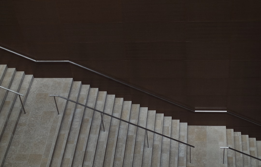 Schody drewniane a metalowe – co sprawdzi się lepiej w nowoczesnym wnętrzu?